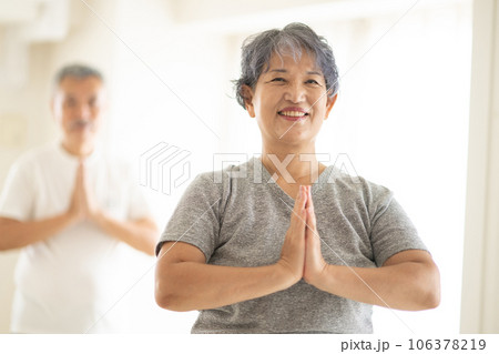 ヨガをするシニア夫婦 106378219