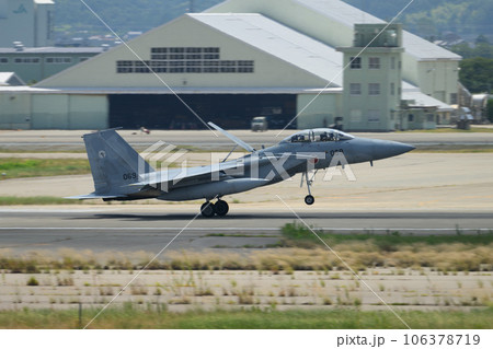 航空自衛隊第303飛行隊F-15DJイーグル着陸 106378719