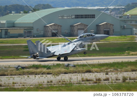 航空自衛隊第303飛行隊F-15DJイーグル着陸 106378720