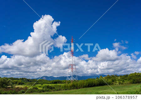 夏の青空と鉄塔のある風景 106378957