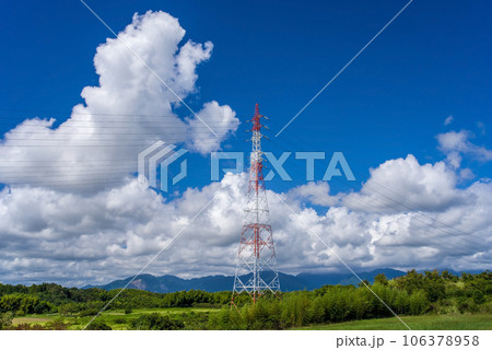 夏の青空と鉄塔のある風景 106378958