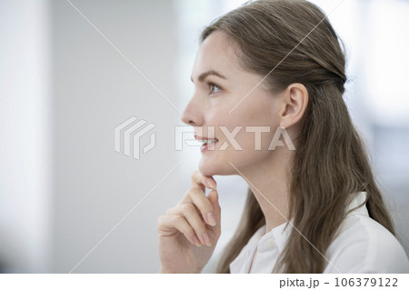 外国人のビジネスウーマン 横顔 106379122