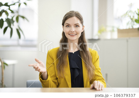 カメラ目線で話す笑顔の外国人女性　 106379337