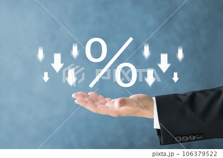 ビジネスマンとパーセント記号と下向きの矢印 106379522