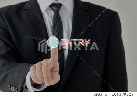 エントリーボタンを押すビジネスマン 106379525