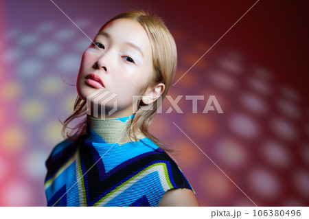 モードでシックな女性のファッションイメージ 106380496