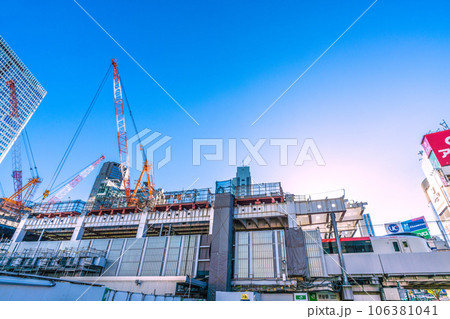 日本の東京都市景観 宮益坂下側から大型クレーンや渋谷駅再開発、N`EXなどを望む=8月29日 日本の東京都市景観 宮益坂下側から大型クレーンや渋谷駅再開発、N`EXなどを望む=8月29日 106381041
