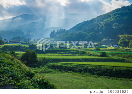 或る田舎の朝景色 106381625