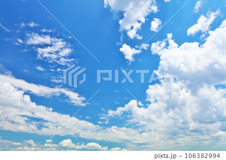 夏の青空と白い雲 106382994