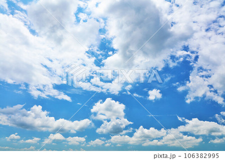 夏の青空と白い雲 106382995