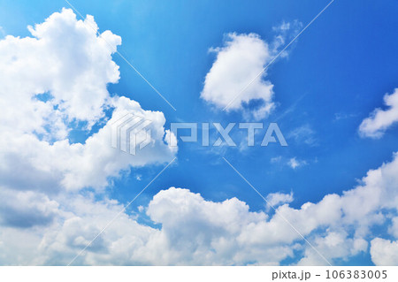 夏の青空と白い雲 夏の青空と白い雲 106383005