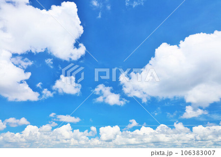 夏の青空と白い雲 106383007