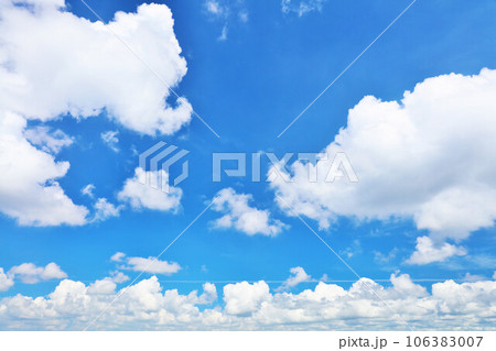 夏の青空と白い雲 夏の青空と白い雲 106383007