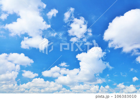 夏の青空と白い雲 106383010
