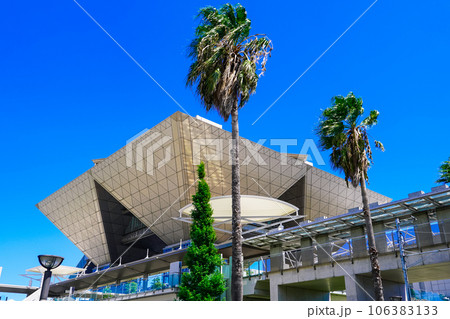 パームツリーに囲まれた東京ビッグサイト会議棟（東京都江東区） 106383133