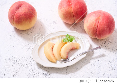 切り分けた桃 切り分けた桃 106383473