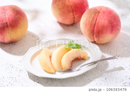 切り分けた桃 106383476