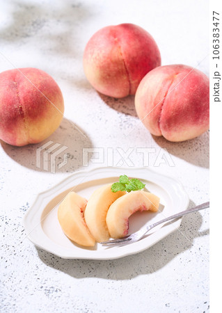 切り分けた桃 106383477