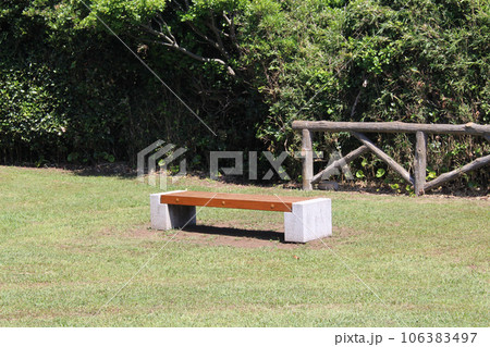 無人の公園のベンチ 106383497