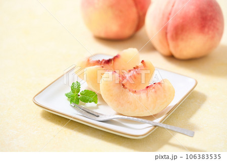 切り分けた桃 106383535