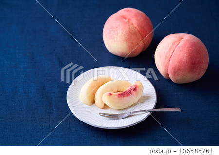 切り分けた桃 切り分けた桃 106383761