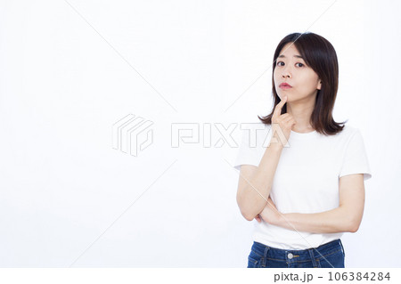 白い背景の前で真剣に悩んでいる30代の女性 106384284