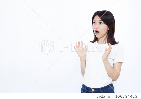 白い背景の前でびっくりしている30代の女性 106384435