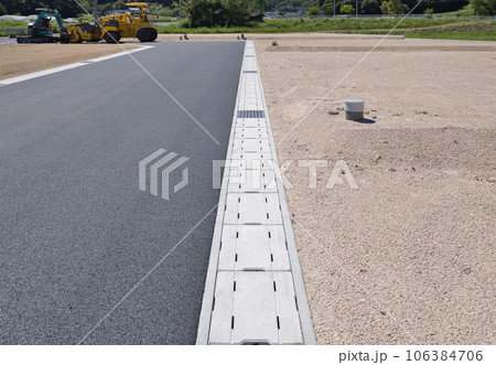 舗装工事の終わった新興住宅地 106384706