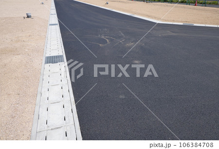 舗装工事の終わった新興住宅地 舗装工事の終わった新興住宅地 106384708