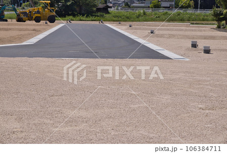 舗装工事の終わった新興住宅地 106384711