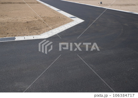 舗装工事の終わった新興住宅地 舗装工事の終わった新興住宅地 106384717