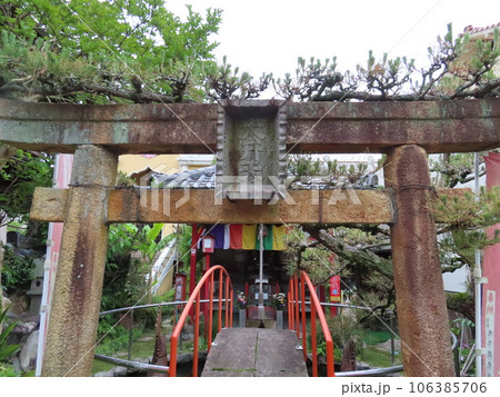 弁財天の扁額と鳥居、赤い太鼓橋の奥に拝殿と賽銭箱、倉吉白壁土蔵群の中の弁財天さま 106385706