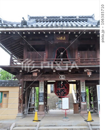 倉吉白壁土蔵群の中の弁財天さま、大蓮寺の入り口の門 106385710