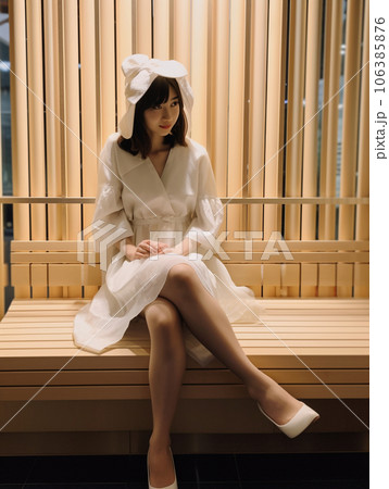 サウナでくつろぐ若い女性 106385876