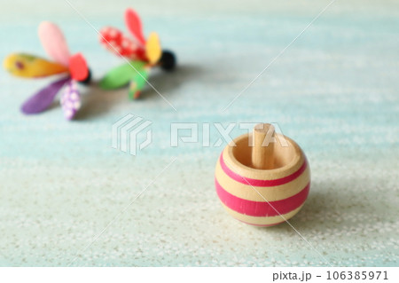 逆立ちゴマと羽根 逆立ちゴマと羽根 106385971