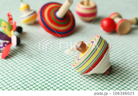 色々なコマと剣玉と和紙 色々なコマと剣玉と和紙 106386025