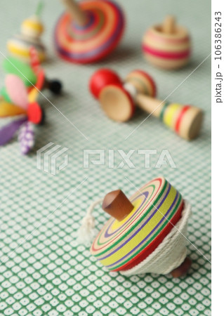 色々なコマと剣玉と和紙 106386243