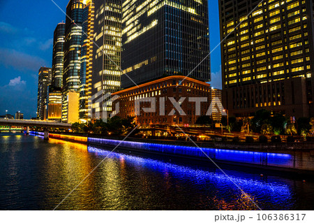 大阪市北区　中之島　超高層ビル　夜景 106386317