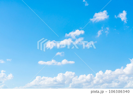 さわやかな青空と真っ白な雲 106386340