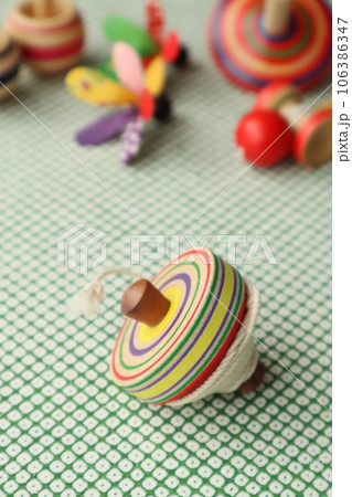 色々なコマと剣玉と和紙 106386347