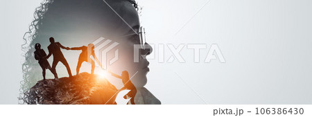 考える外国人女性とチームワークイメージ 106386430