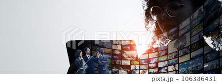 動画を見る外国人女性とデジタルコンテンツ 106386431