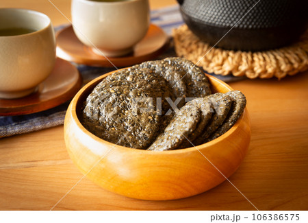 黒胡麻せんべい 米菓 おやつ ごませんべい 黒胡麻せんべい 米菓 おやつ ごませんべい 106386575