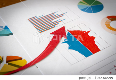 グラフと上昇矢印 高齢化 人口ピラミッド 急上昇 急増 増加 グラフと上昇矢印 高齢化 人口ピラミッド 急上昇 急増 増加 106386599