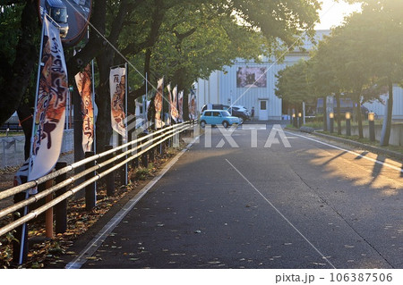 ｢尾島ねぷたまつり(2023.8)｣生涯学習センター横 道路には ねぷた のぼり旗。正面は ねぷた保 106387506