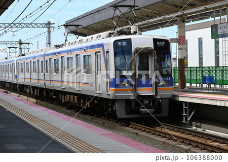 南海羽衣駅を通過中の電車 南海羽衣駅を通過中の電車 106388000