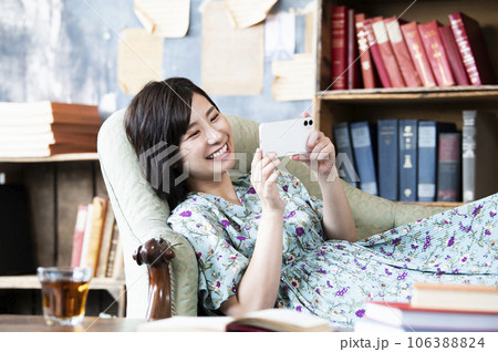 スマホで映画を見る女性 スマホで映画を見る女性 106388824