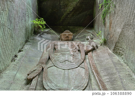 鋸山・下から見上げた百尺観音 鋸山・下から見上げた百尺観音 106388890