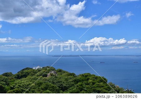 鋸山・地球が丸く見える展望台から見た三浦半島と富士山 鋸山・地球が丸く見える展望台から見た三浦半島と富士山 106389026