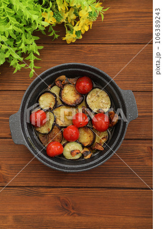 ミニトマトとナスのアヒージョ ミニトマトとナスのアヒージョ 106389243